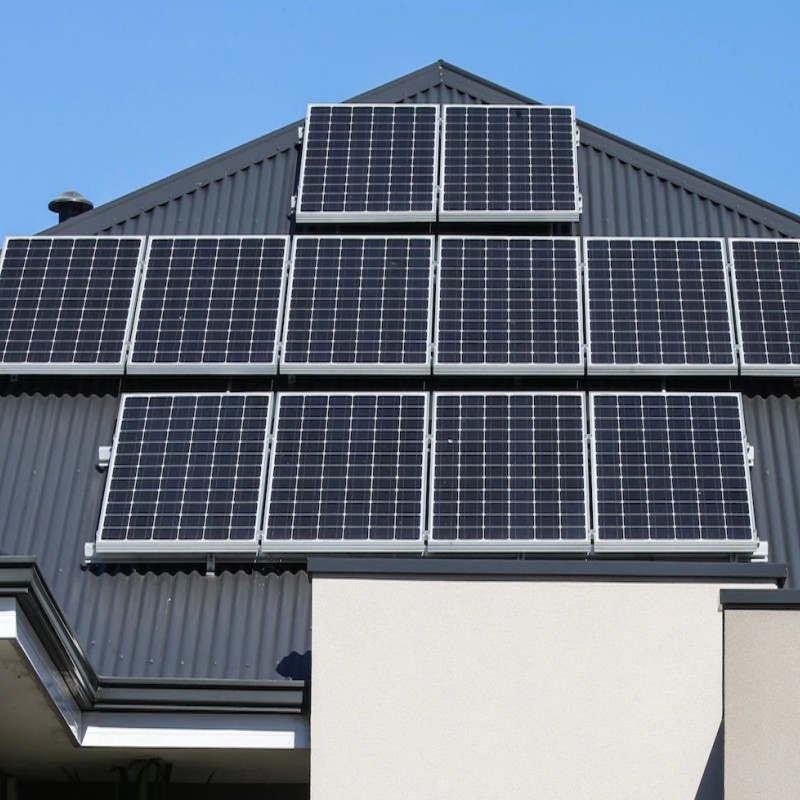 HOW MANY SOLAR PANELS ARE NEEDED TO RUN A HOUSE?